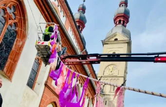 Pinktober sensibilisiert für den Kampf gegen Brustkrebs Herzkissen - Pinktober