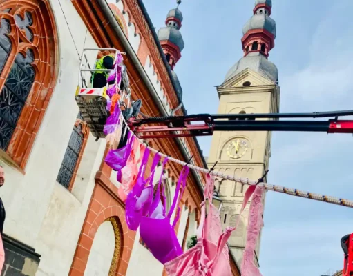 Pinktober sensibilisiert für den Kampf gegen Brustkrebs Herzkissen - Pinktober