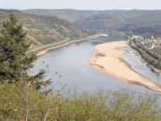 Kaum noch Frachtschiffe auf dem Rhein Niedrigwasser am Mittelrhein