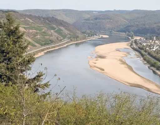 Kaum noch Frachtschiffe auf dem Rhein Niedrigwasser am Mittelrhein