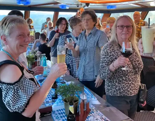 Frohsinn auf dem Rhein unterwegs