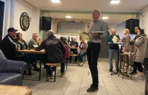 Neue Quiz-Freunde beim Kneipen-Quiz Neue Quiz-Freunde beim Kneipen-Quiz