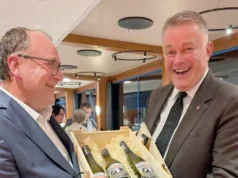 Ein großer Moment für den Bopparder Winzer Rolf Bach Rolf Bach und Ministerpräsident Gordon Schnieder
