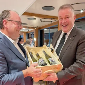Rolf Bach und Ministerpräsident Gordon Schnieder
