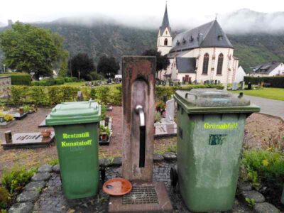 Boppard-Bad Salzig: Kennzeichnung der Friedhofsmülltonnen