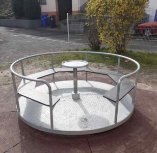 Boppard-Hirzenach: Neues Kinderkarussell auf dem Spielplatz