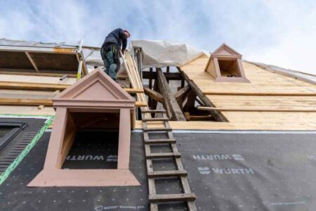 Sanierung des Karmelitergebäudes: Jetzt werden die Dachgauben montiert 