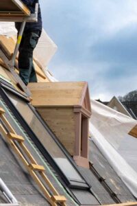 Sanierung des Karmelitergebäudes: Jetzt werden die Dachgauben montiert 